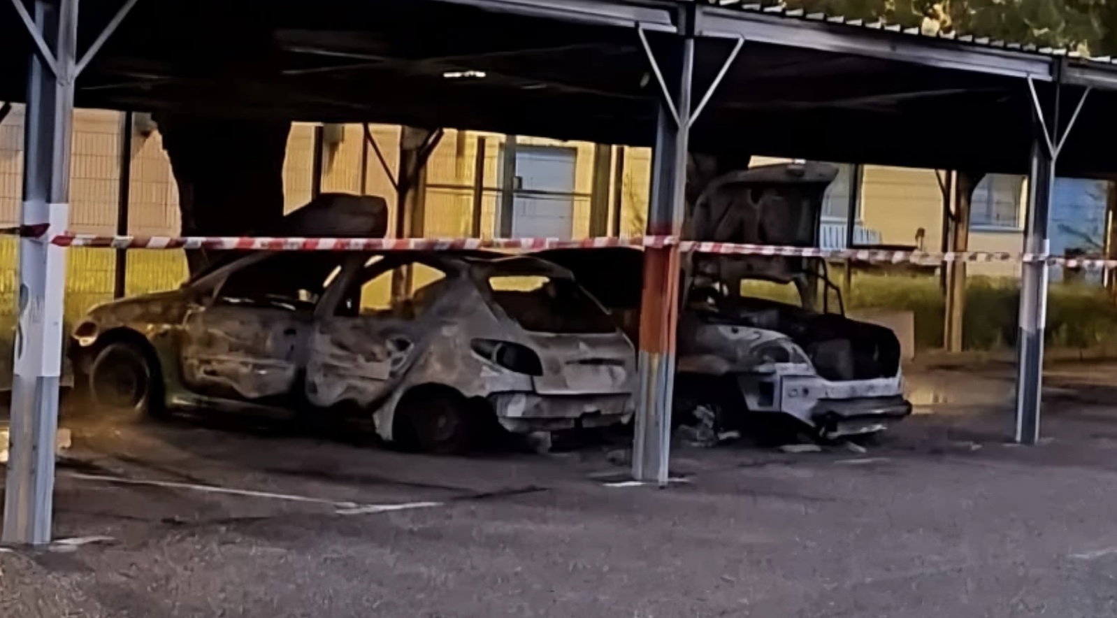 Burned cars belonging to prison staff in front of the Tarascon Prison. April 16, 2025