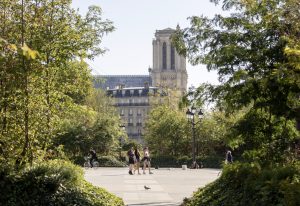 Paris, March 2026. An urban garden "transplanted" in front of the Paris Hôtel de Ville.